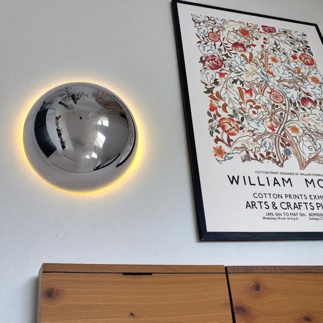 Lampa Ścienna Z Zakrzywioną Metalową Ramą | Styl Vintage