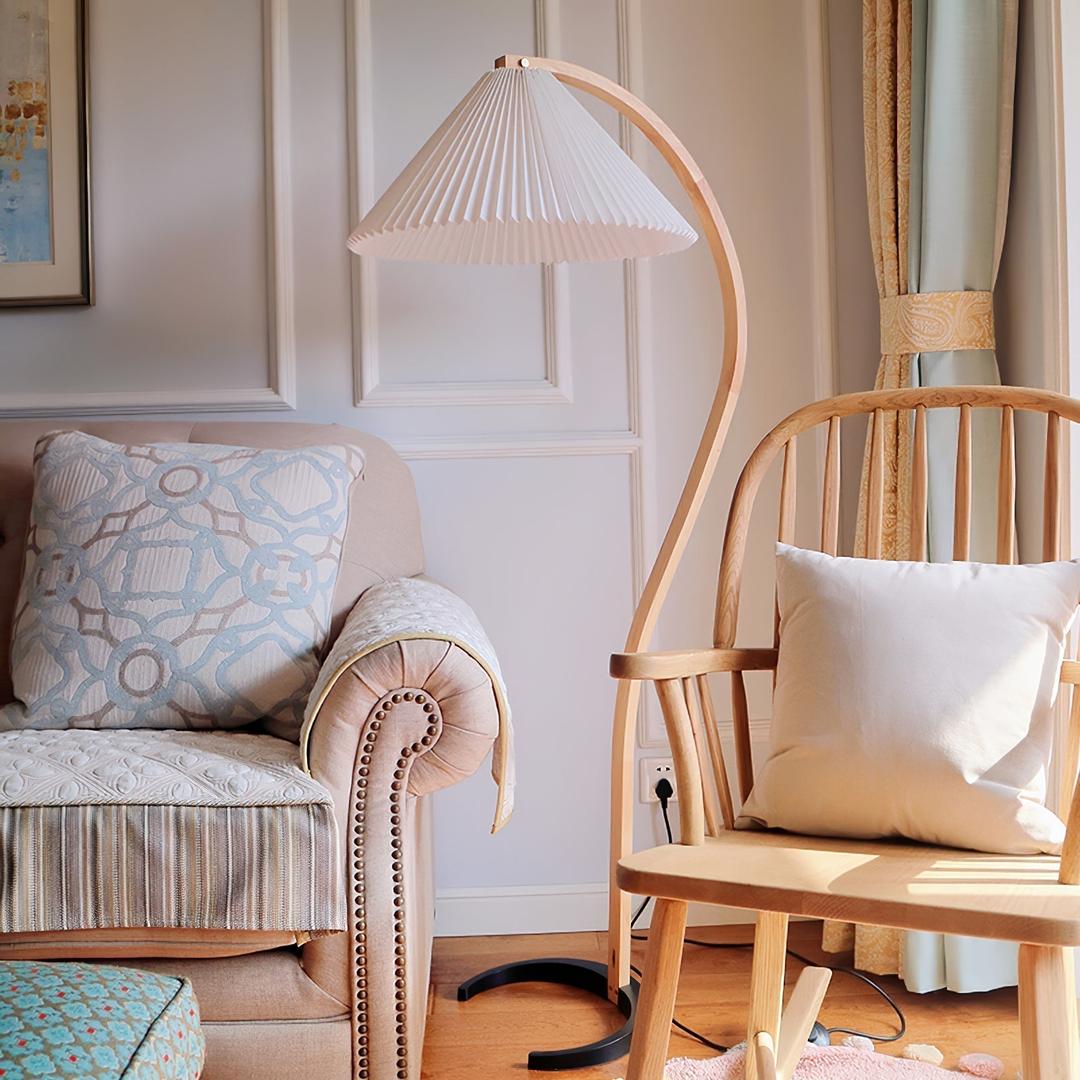 Lampe sur pied en bois avec abat-jour plissé