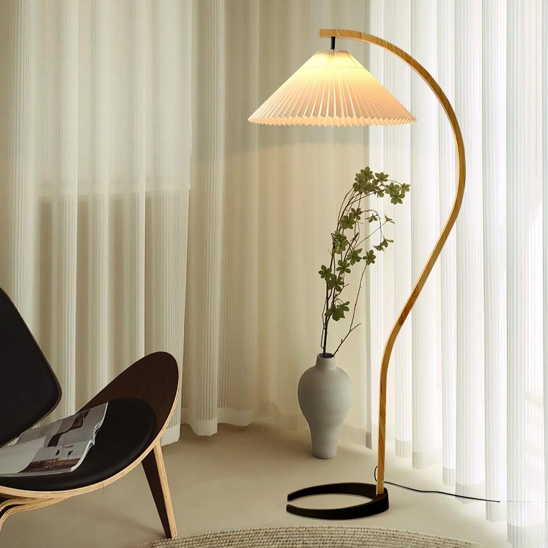 Lampe sur pied en bois avec abat-jour plissé
