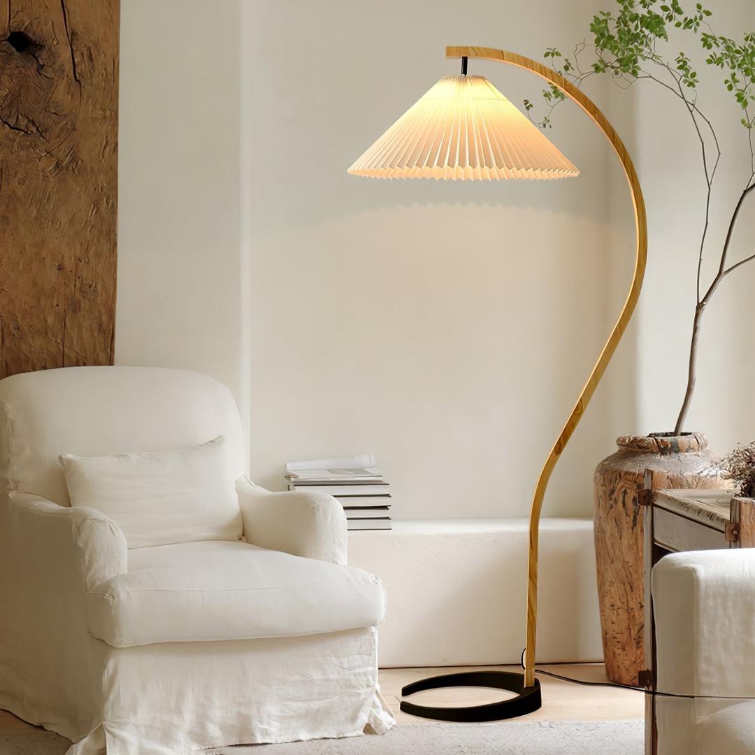 Lampe sur pied en bois avec abat-jour plissé