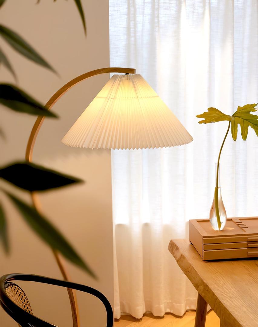 Lampe sur pied en bois avec abat-jour plissé