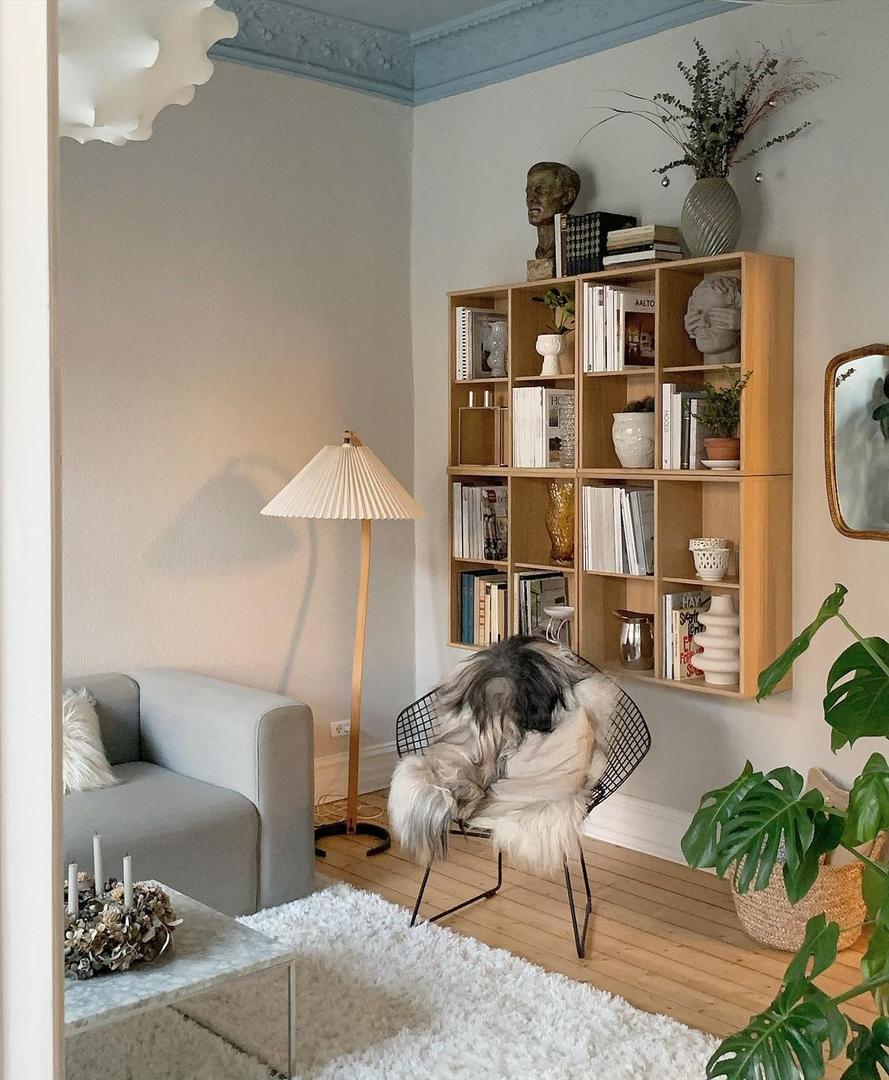 Lampe sur pied en bois avec abat-jour plissé