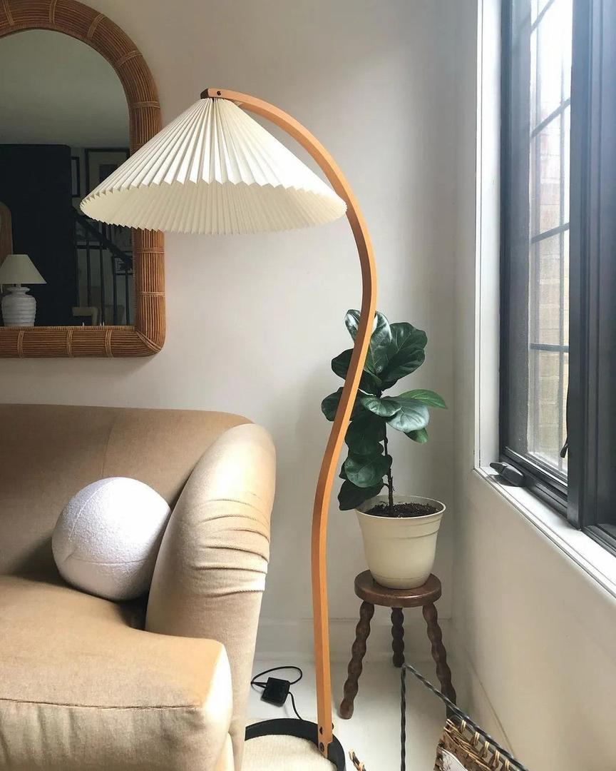 Lampe sur pied en bois avec abat-jour plissé