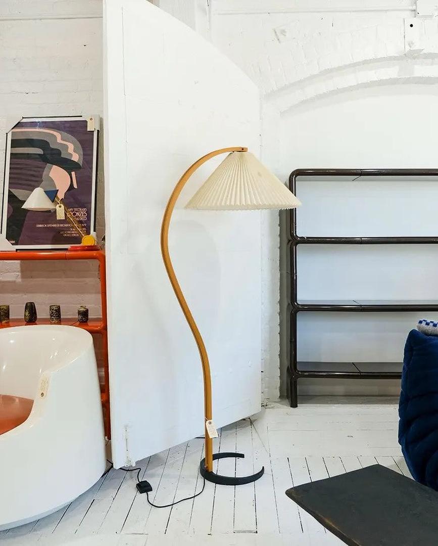 Lampe sur pied en bois avec abat-jour plissé