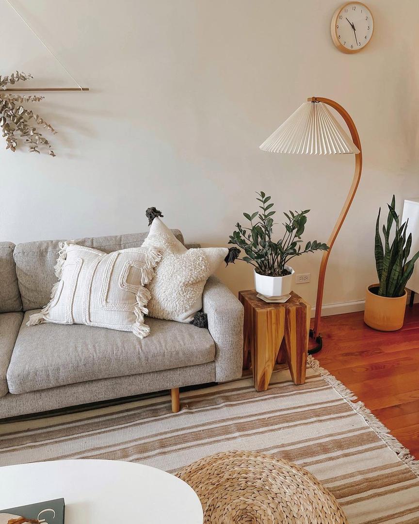 Lampe sur pied en bois avec abat-jour plissé