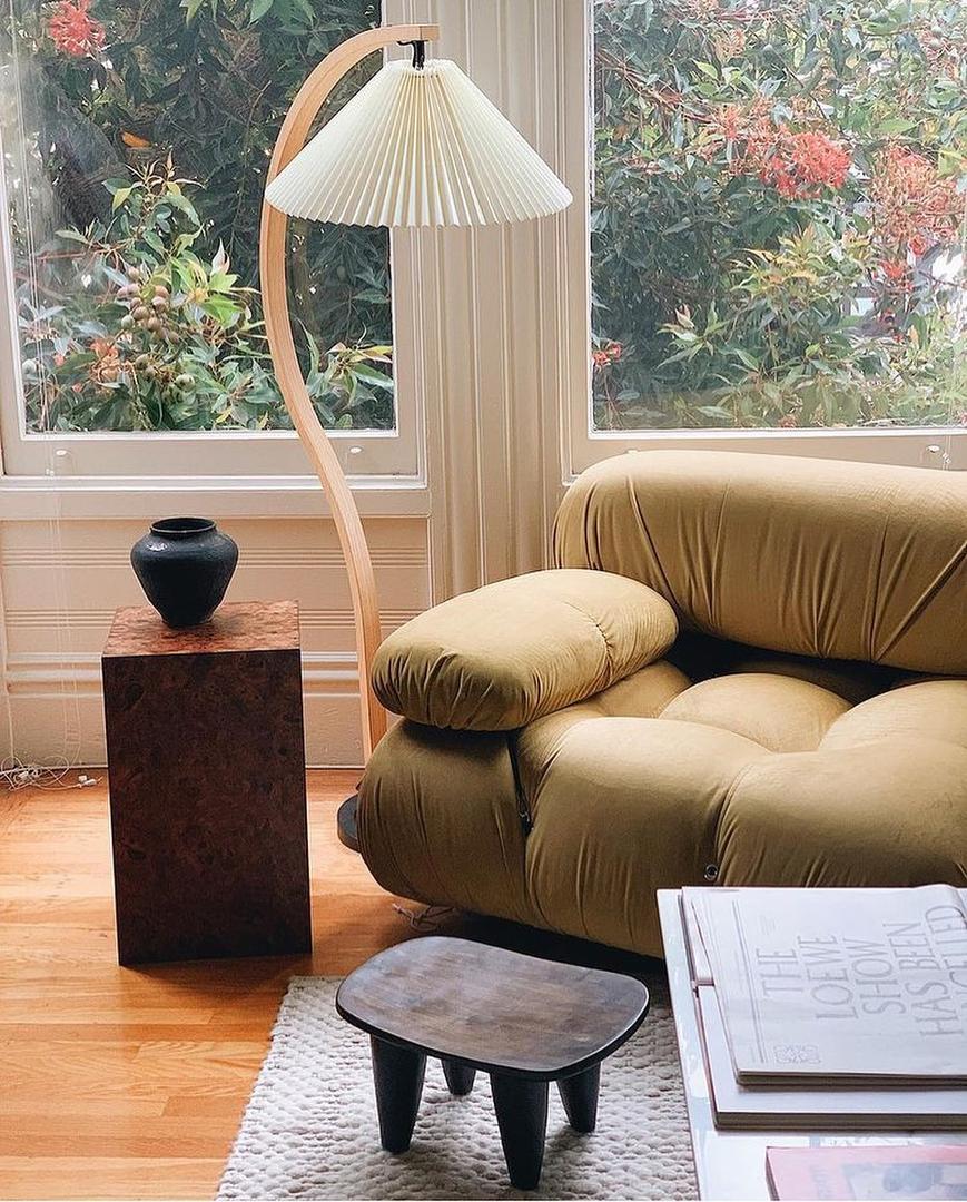 Lampe sur pied en bois avec abat-jour plissé