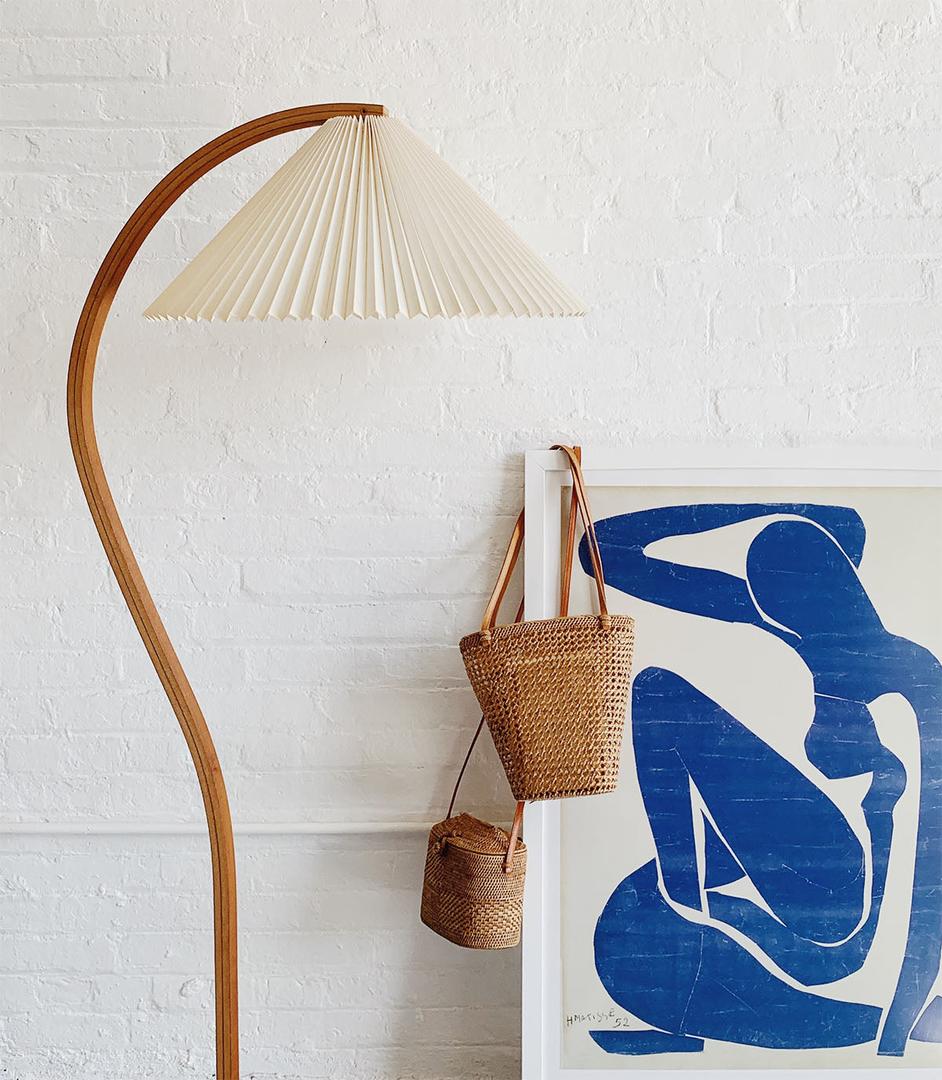 Lampe sur pied en bois avec abat-jour plissé