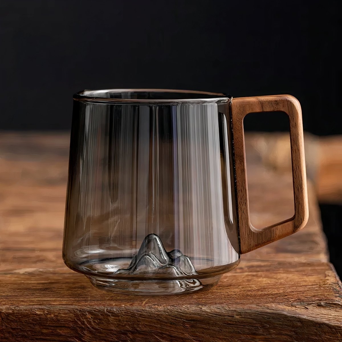 Skośna Filiżanka z Przydymionego Szkła z Uchwytem z Orzecha, 440 ml