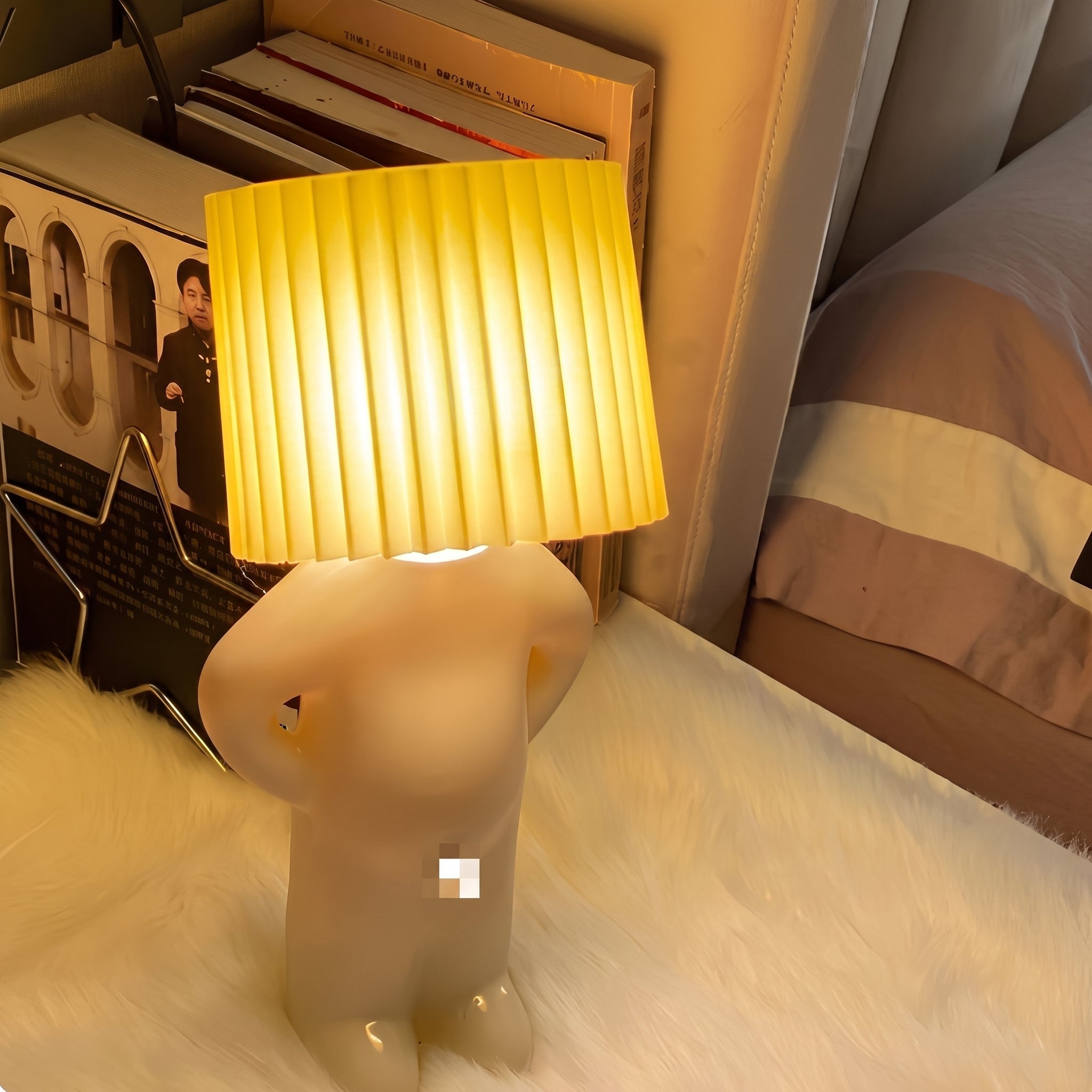 Lampa Stołowa w Kształcie Postaci z Plisowanym Kloszem