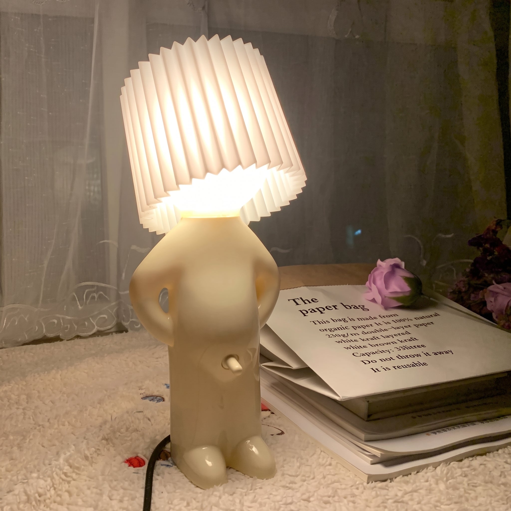 Lampa Stołowa w Kształcie Postaci z Plisowanym Kloszem