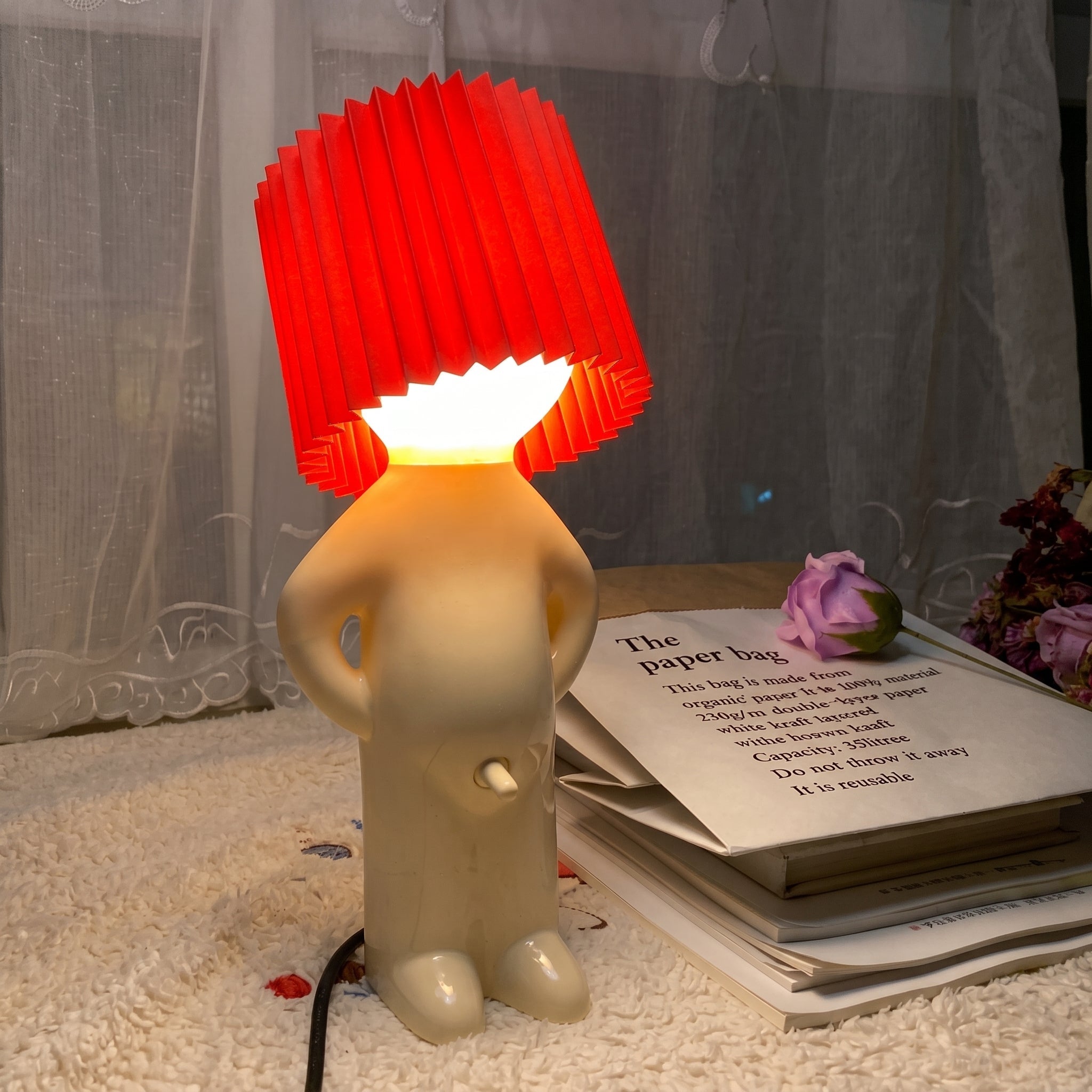Lampa Stołowa w Kształcie Postaci z Plisowanym Kloszem
