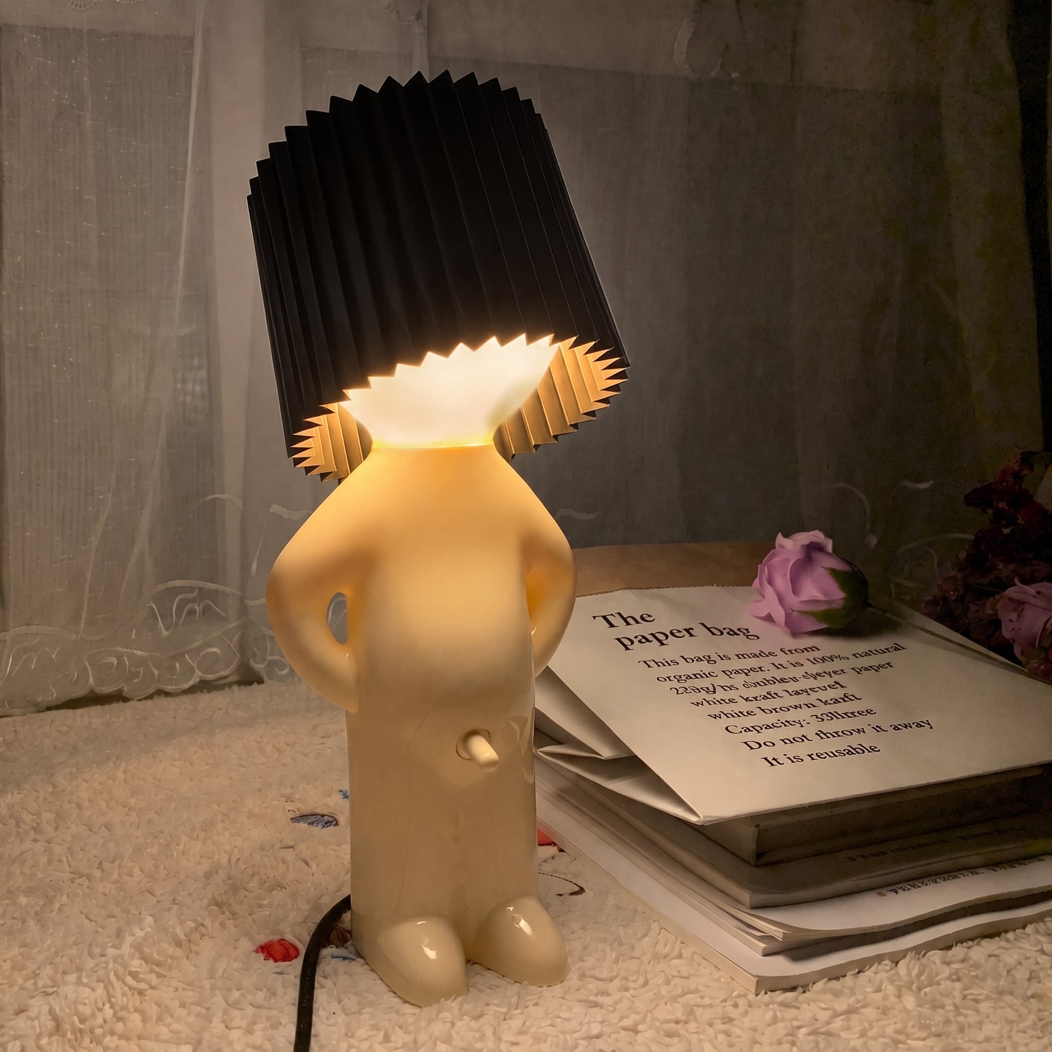 Lampa Stołowa w Kształcie Postaci z Plisowanym Kloszem