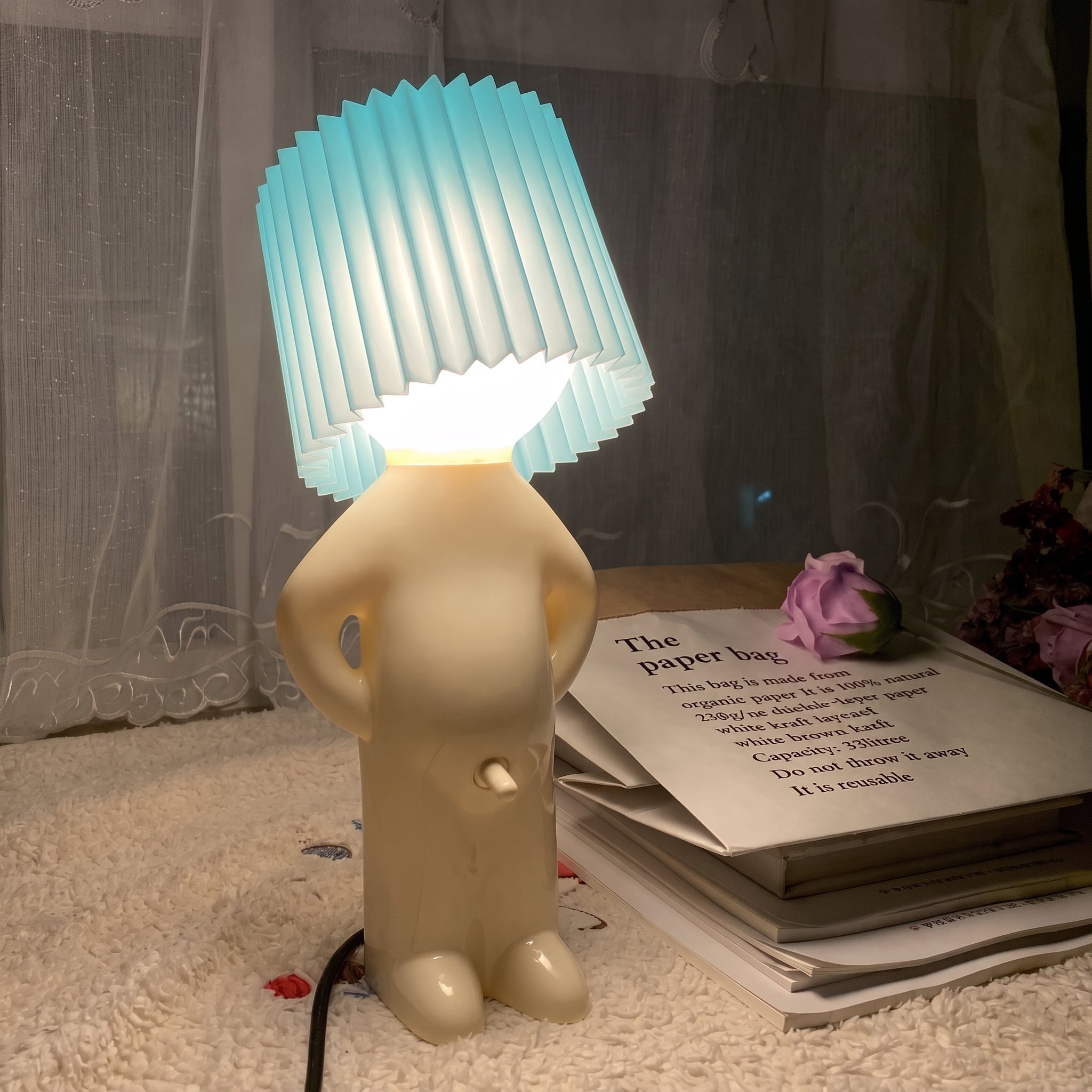 Lampa Stołowa w Kształcie Postaci z Plisowanym Kloszem