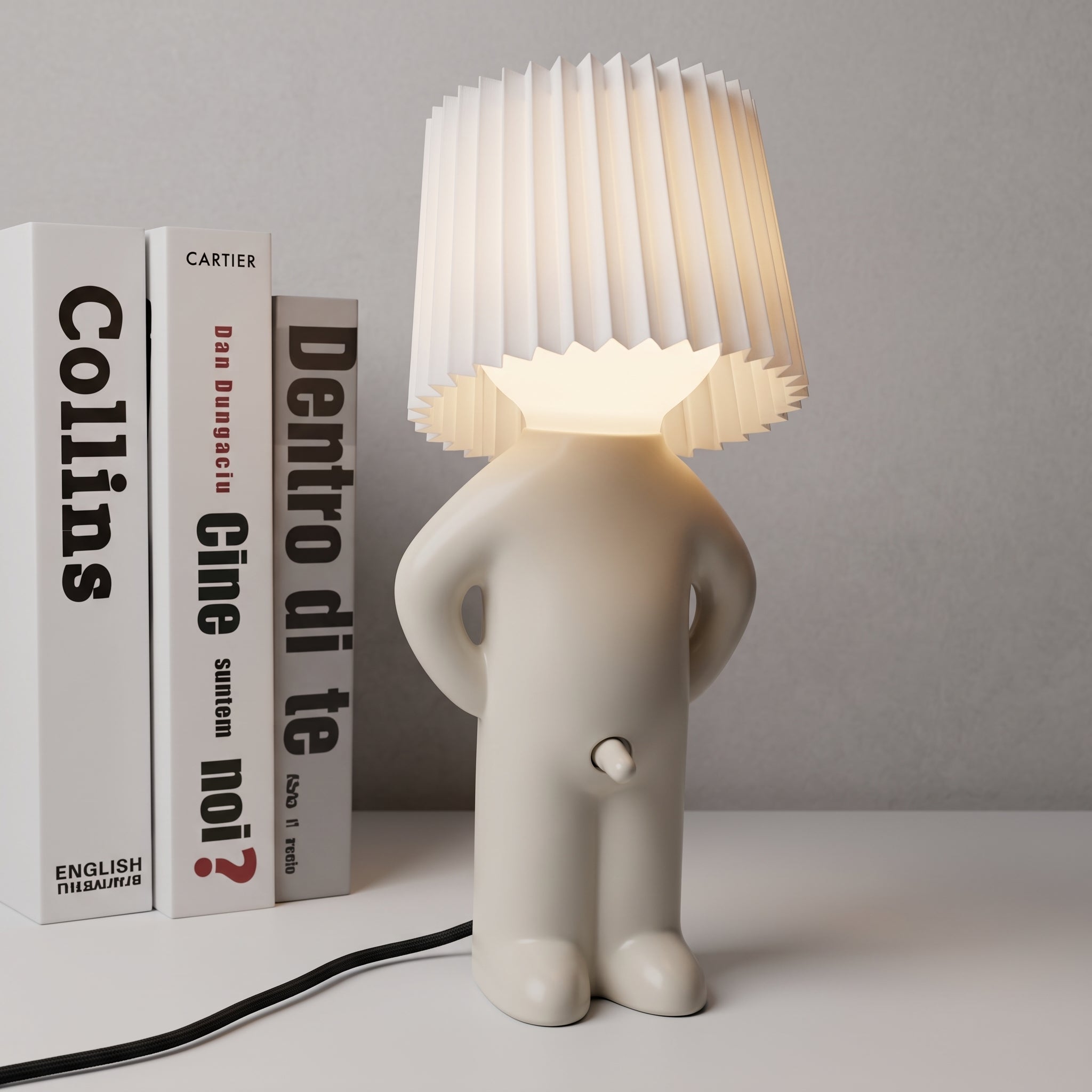 Lampa Stołowa w Kształcie Postaci z Plisowanym Kloszem