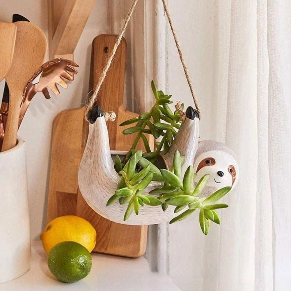 Ceramiczna Doniczka z Wzorem Leniwca – widok produktu 1 | Nuvira Home