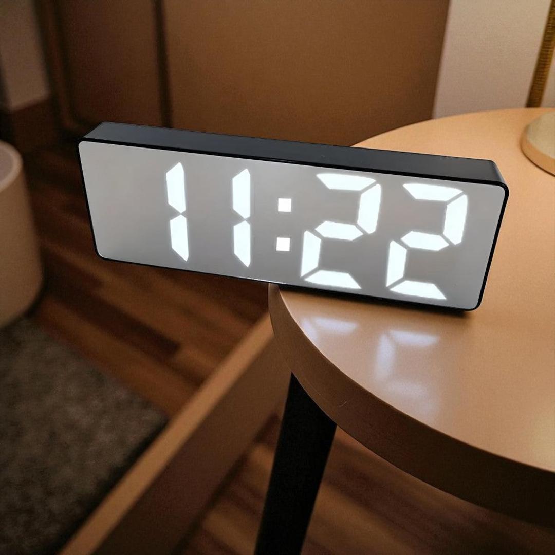 Cyfrowy Lustrzany Budzik LED – Stylowy – widok produktu 3 | Nuvira Home