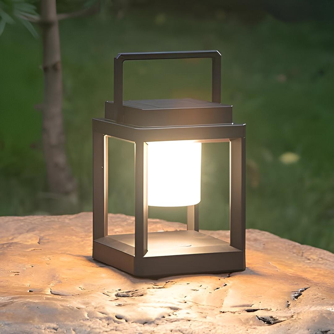 Czarna Lampa Słoneczna – Przenośne Oświetlenie Zewnętrzne – widok produktu 3 | Nuvira Home