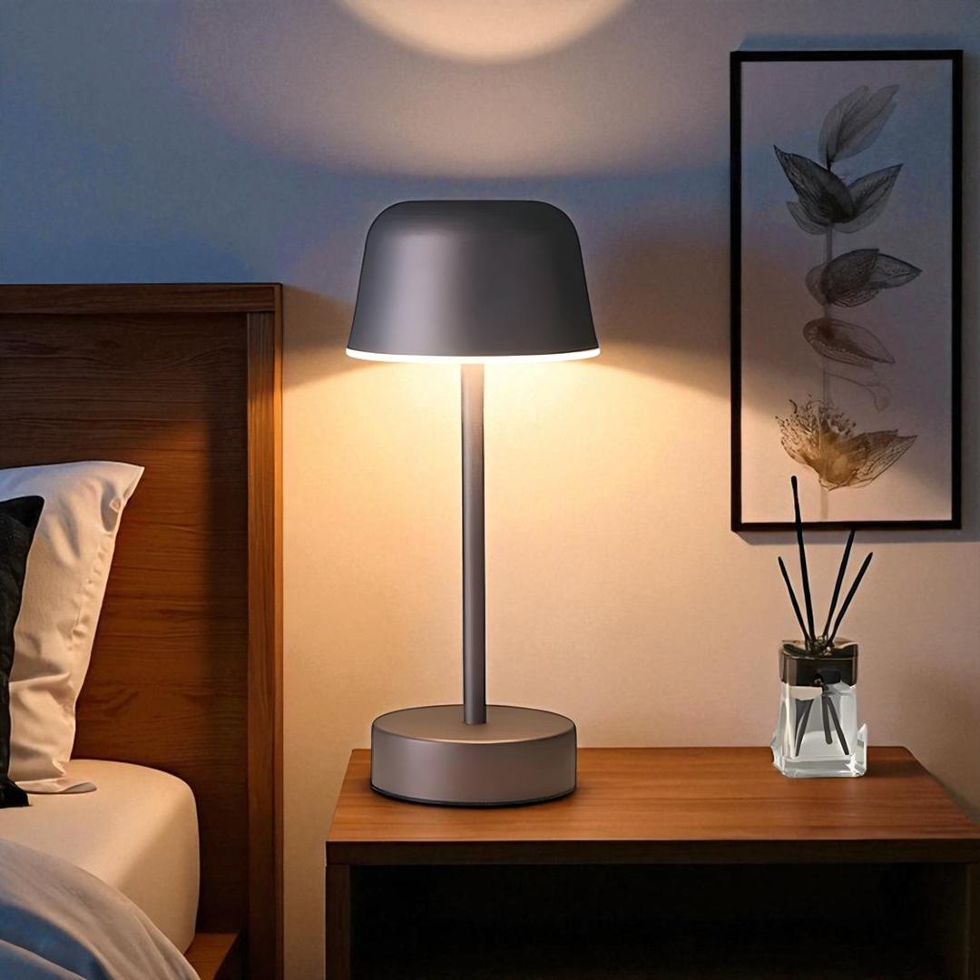 Dekoracyjna Lampa Stołowa Szklana – Pryzmatyczny Blask – widok produktu 3 | Nuvira Home