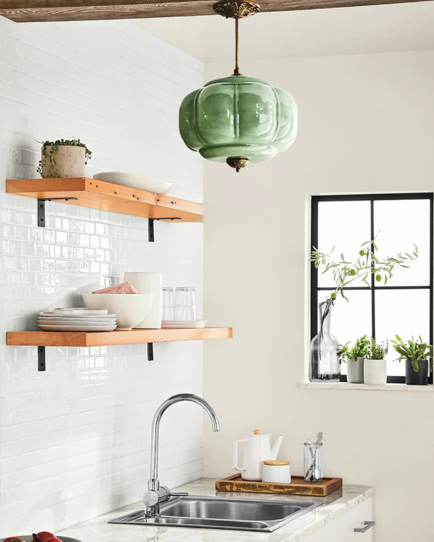 Dekoracyjna szklana lampa wisząca z detalami z mosiądzu – widok produktu 4 | Nuvira Home
