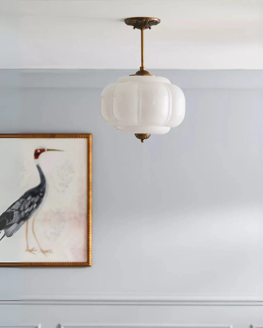 Dekoracyjna szklana lampa wisząca z detalami z mosiądzu – widok produktu 12 | Nuvira Home