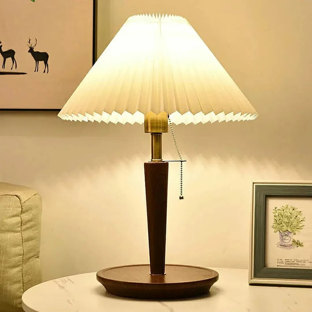 Drewniana Lampa Stołowa Z Plisowanym Kloszem – widok produktu 1 | Nuvira Home