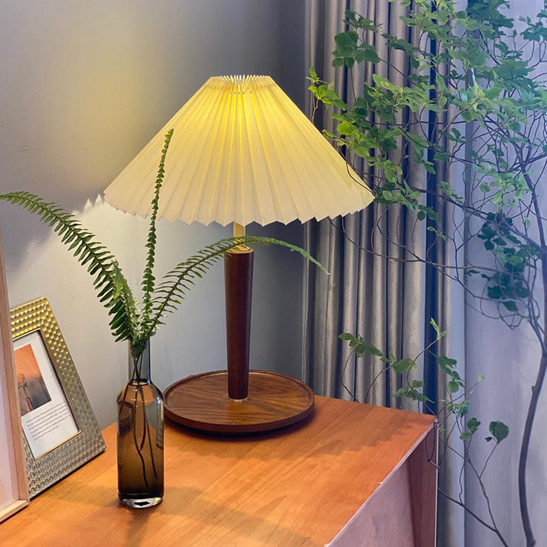 Drewniana Lampa Stołowa Z Plisowanym Kloszem – widok produktu 9 | Nuvira Home