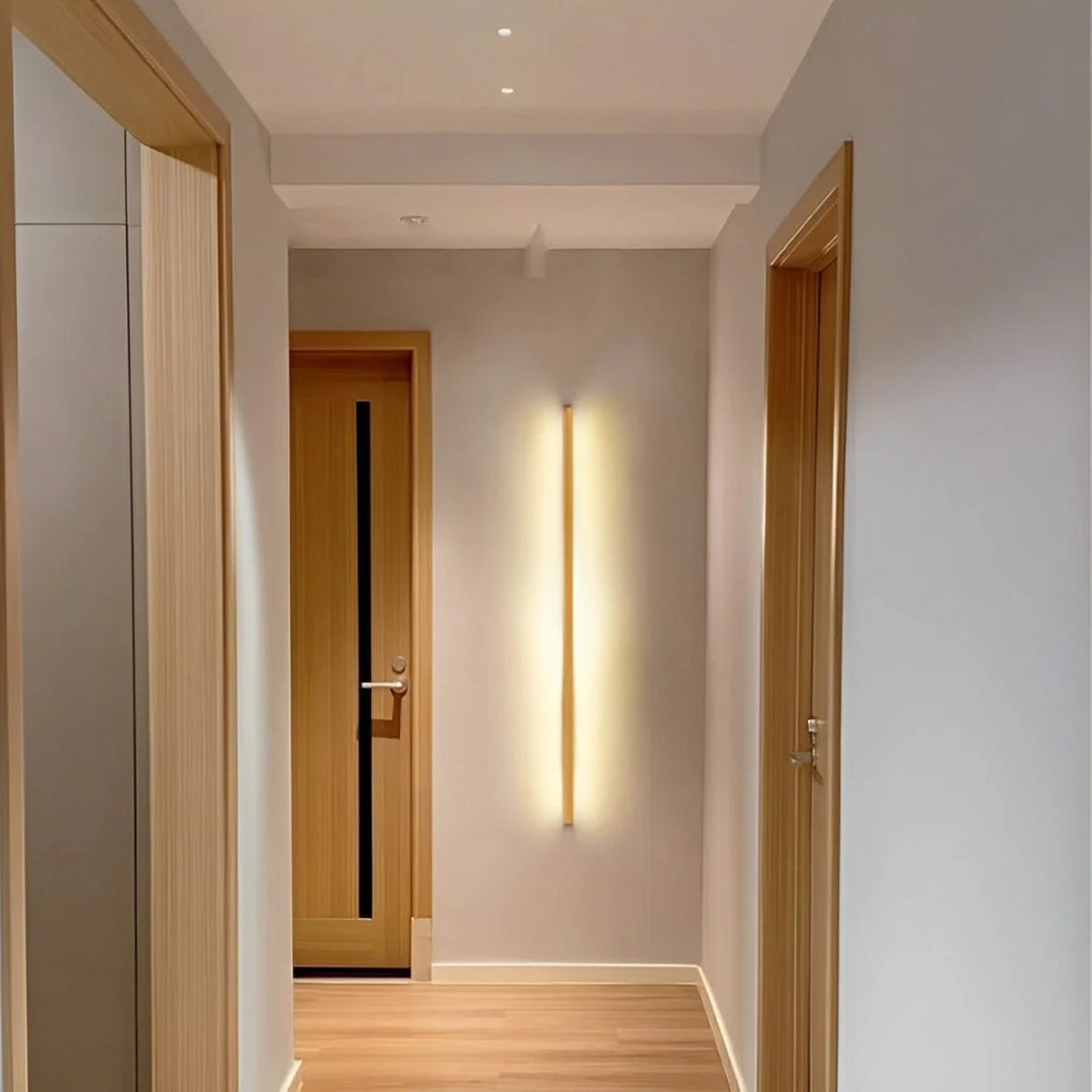 Drewniana liniowa lampa ścienna LED – widok produktu 1 | Nuvira Home