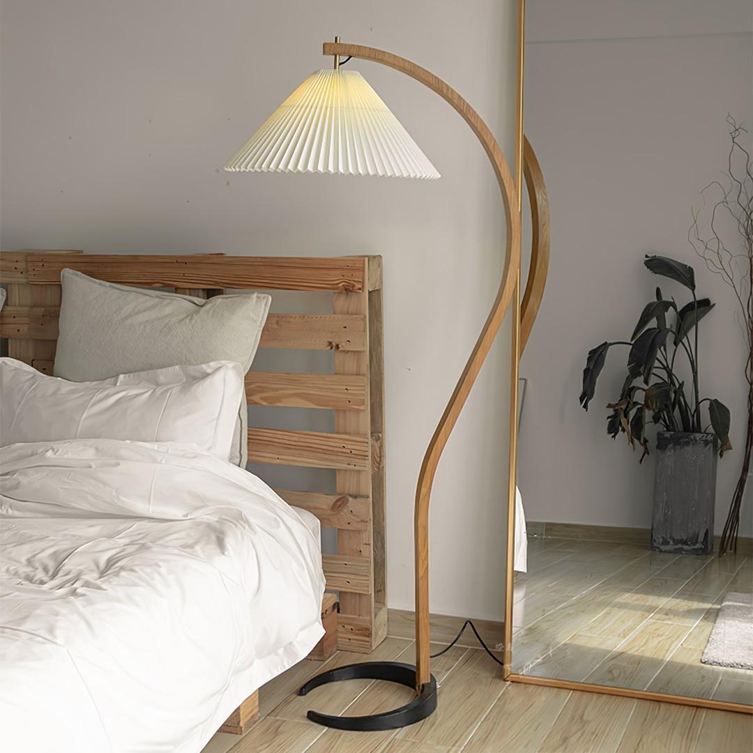 Drewniana Podłogowa Lampa Z Plisowanym Kloszem – widok produktu 7 | Nuvira Home