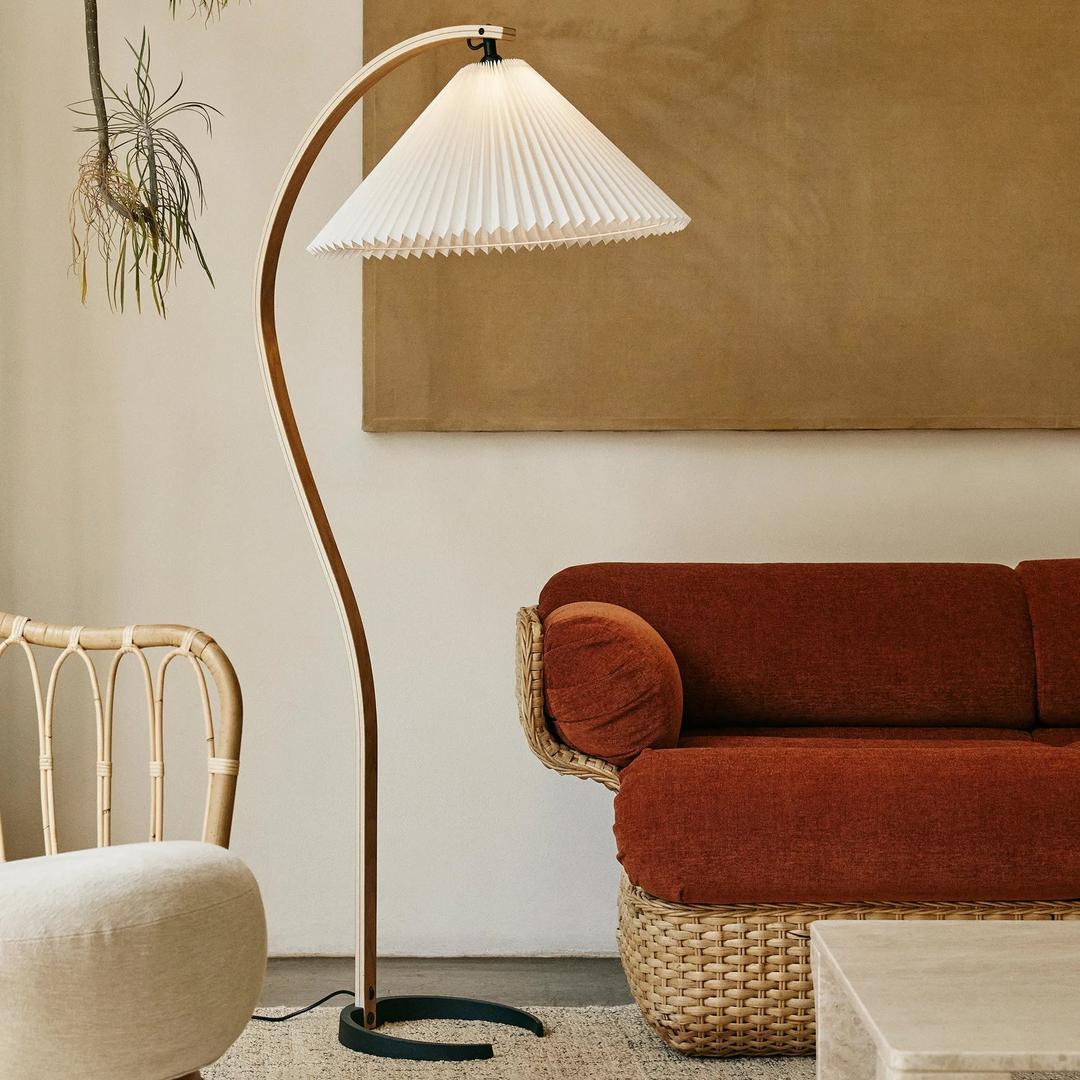 Drewniana Podłogowa Lampa Z Plisowanym Kloszem – widok produktu 13 | Nuvira Home