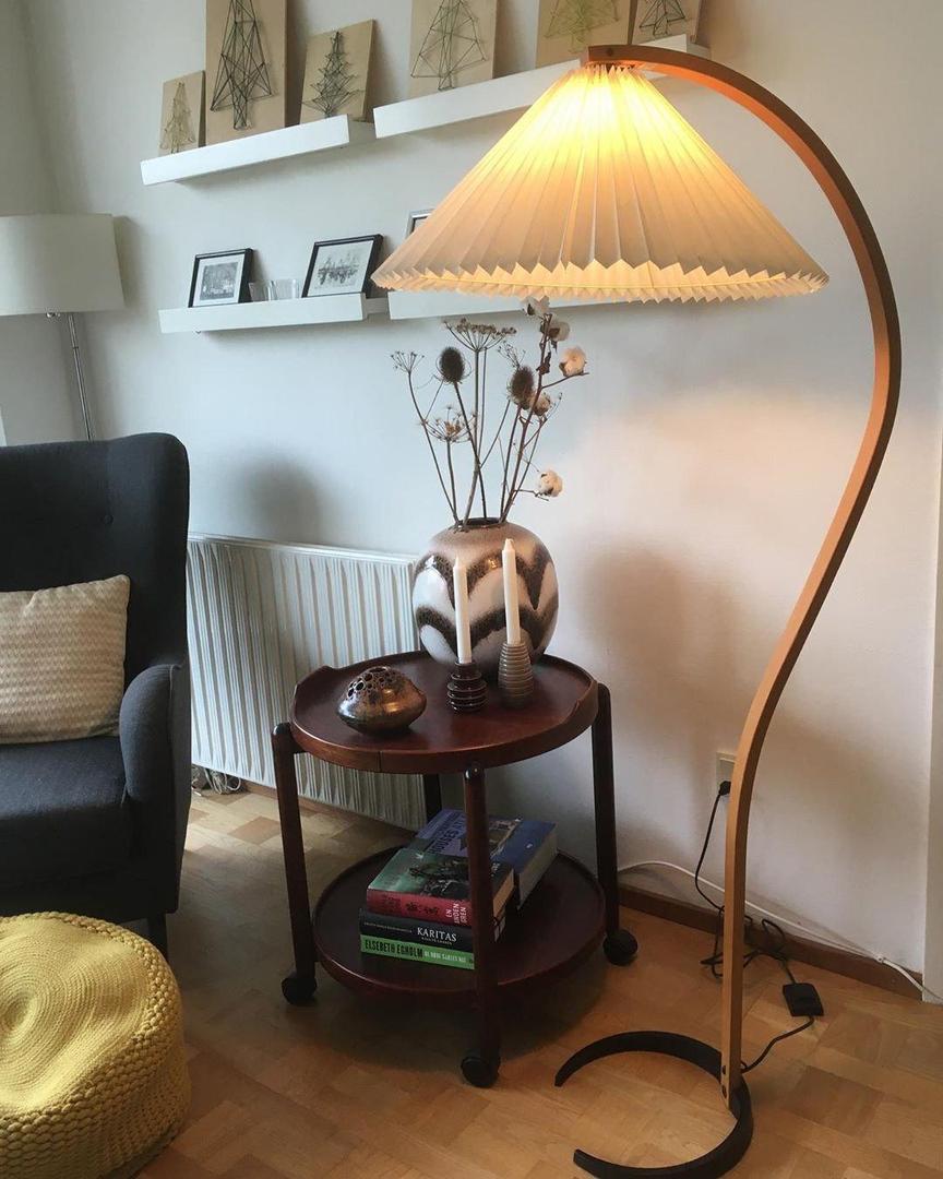 Drewniana Podłogowa Lampa Z Plisowanym Kloszem – widok produktu 35 | Nuvira Home