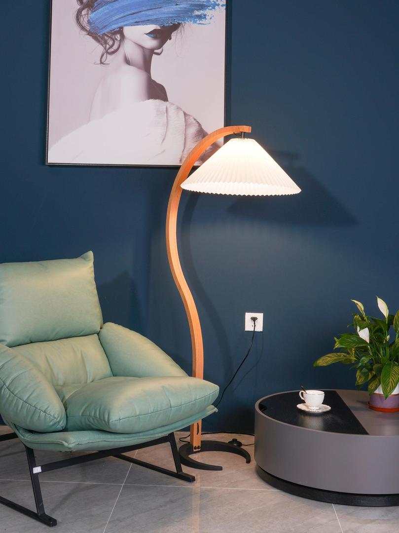 Drewniana Podłogowa Lampa Z Plisowanym Kloszem – widok produktu 39 | Nuvira Home