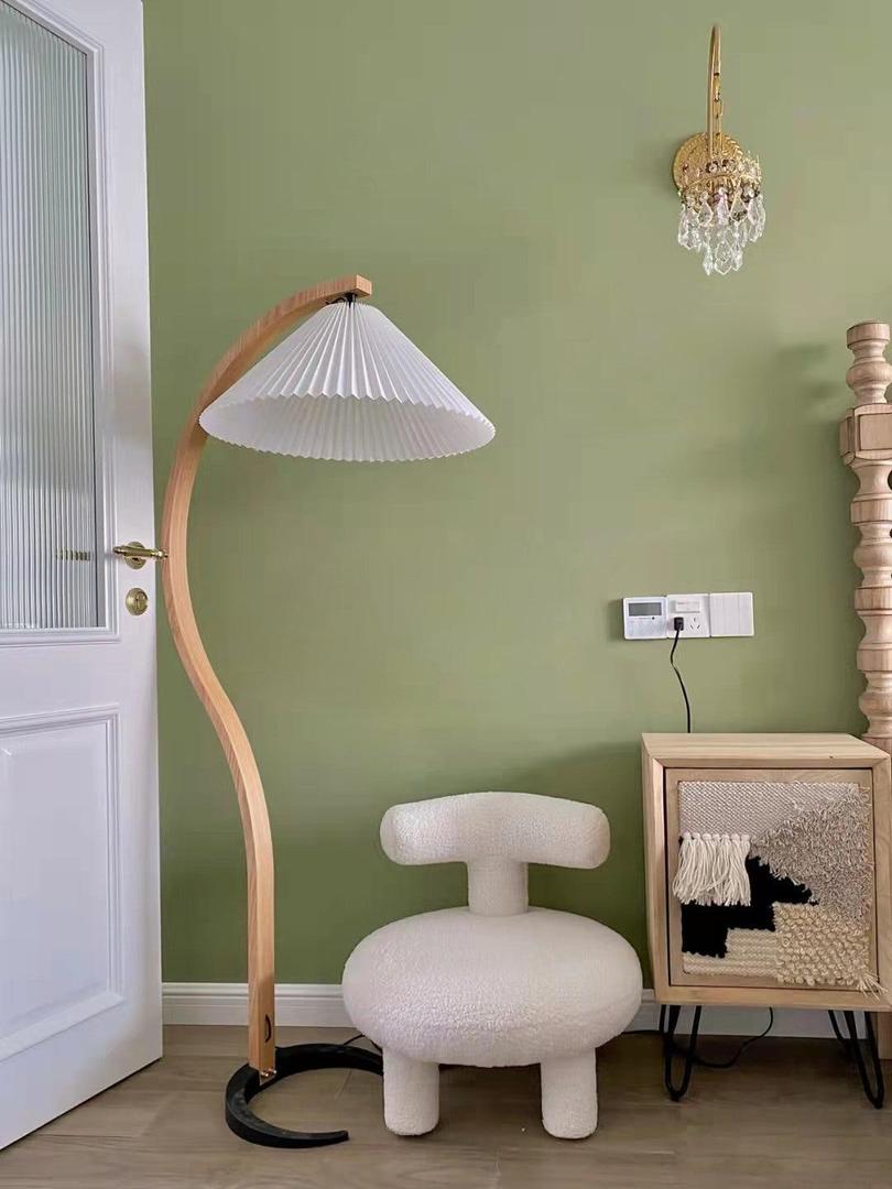 Drewniana Podłogowa Lampa Z Plisowanym Kloszem – widok produktu 45 | Nuvira Home