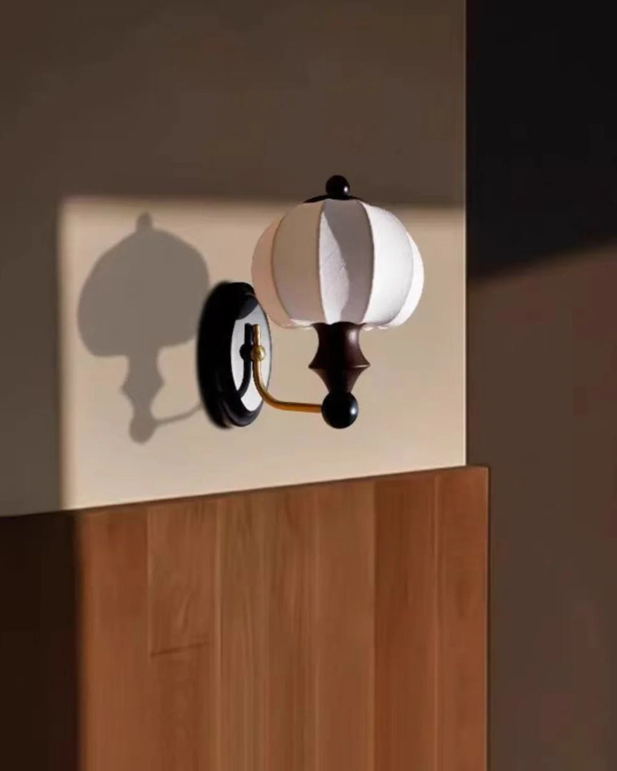 Drewniano-tkaninowa lampa ścienna o ciepłym charakterze – widok produktu 2 | Nuvira Home