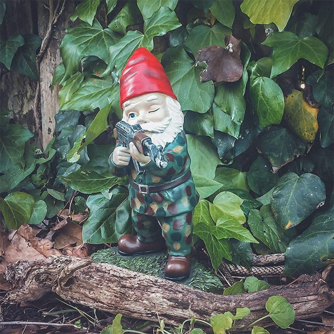 Figurka Ogrodowa Krasnal w Stroju Wojskowym – widok produktu 4 | Nuvira Home
