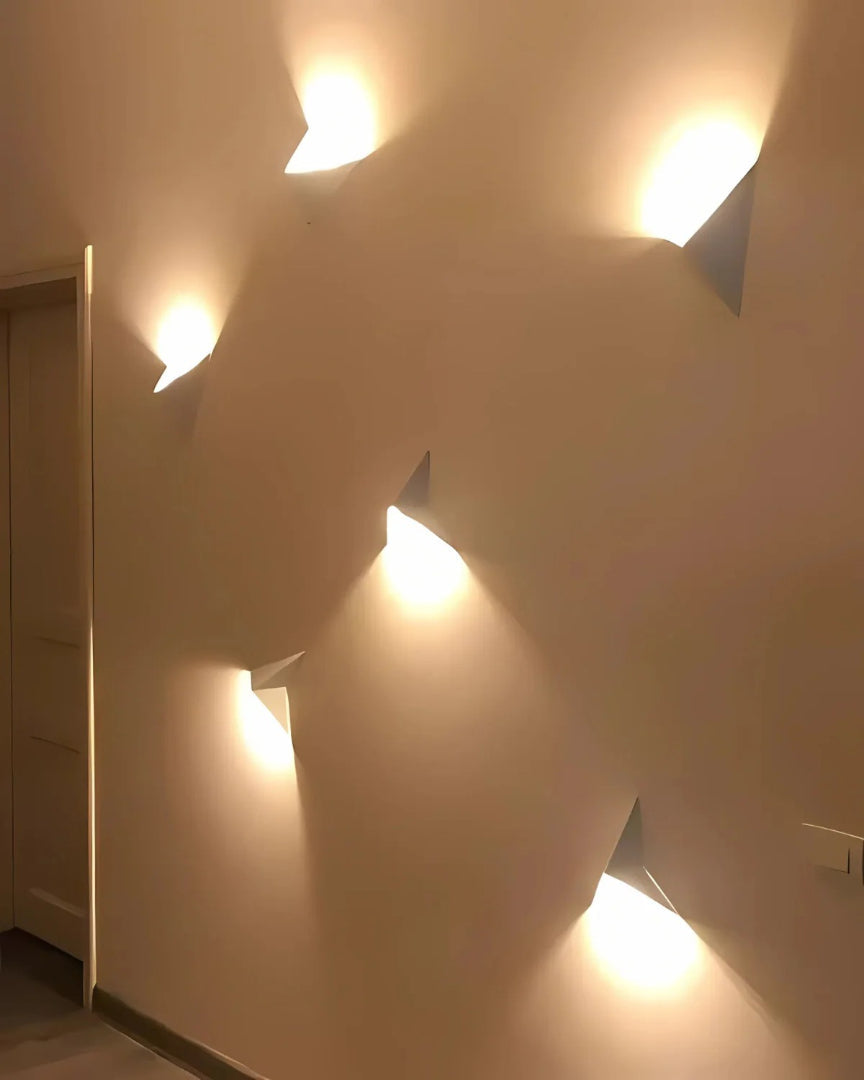 Geometryczna metalowa lampa ścienna w nowoczesnym stylu – widok produktu 12 | Nuvira Home