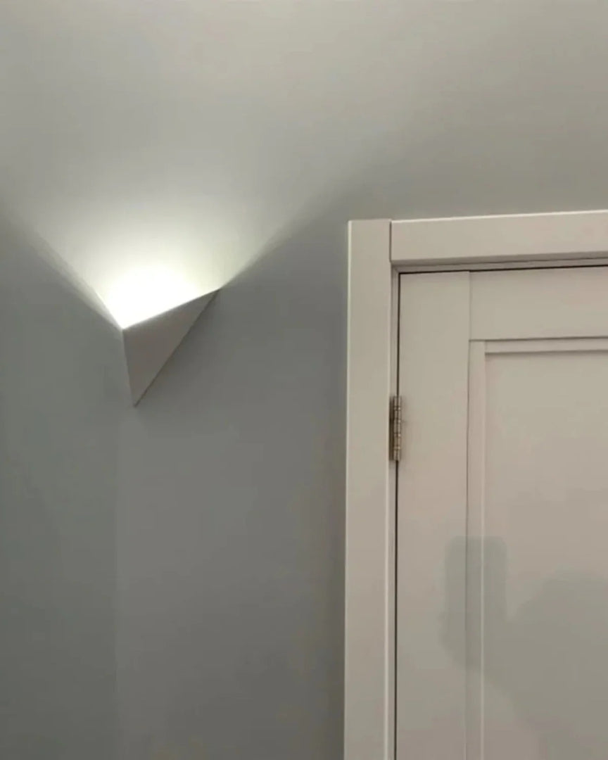 Geometryczna metalowa lampa ścienna w nowoczesnym stylu – widok produktu 13 | Nuvira Home