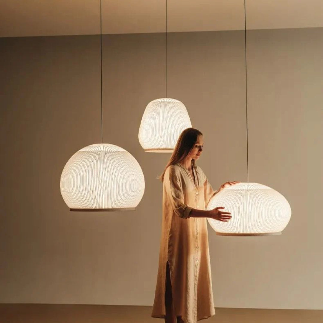 Japandi okrągła lampa wisząca z tkaniny – widok produktu 3 | Nuvira Home