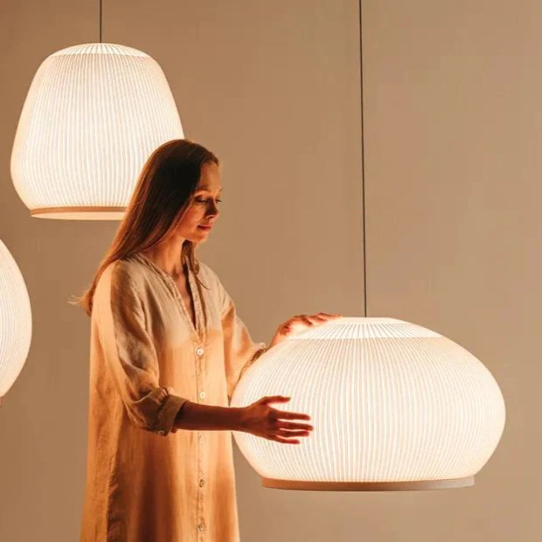 Japandi okrągła lampa wisząca z tkaniny – widok produktu 4 | Nuvira Home