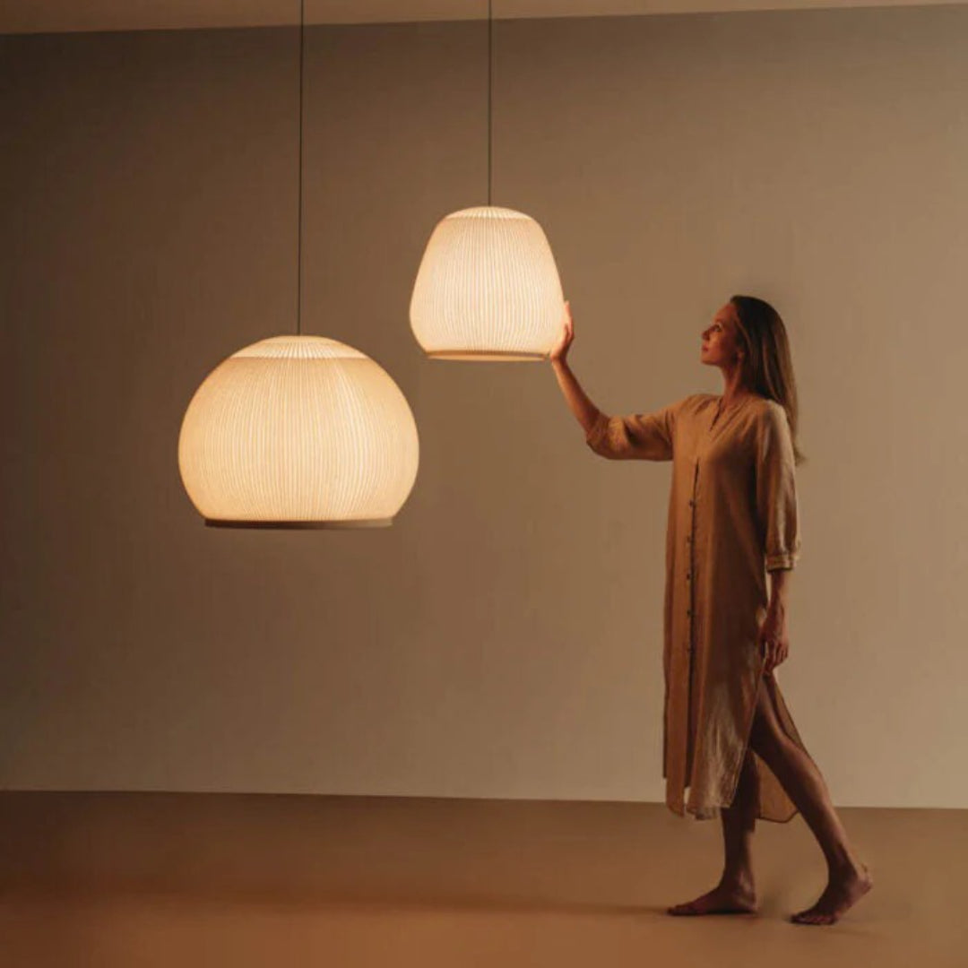 Japandi okrągła lampa wisząca z tkaniny – widok produktu 5 | Nuvira Home