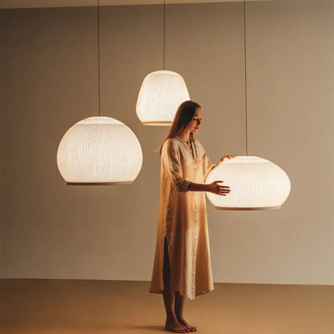 Japandi okrągła lampa wisząca z tkaniny – widok produktu 6 | Nuvira Home