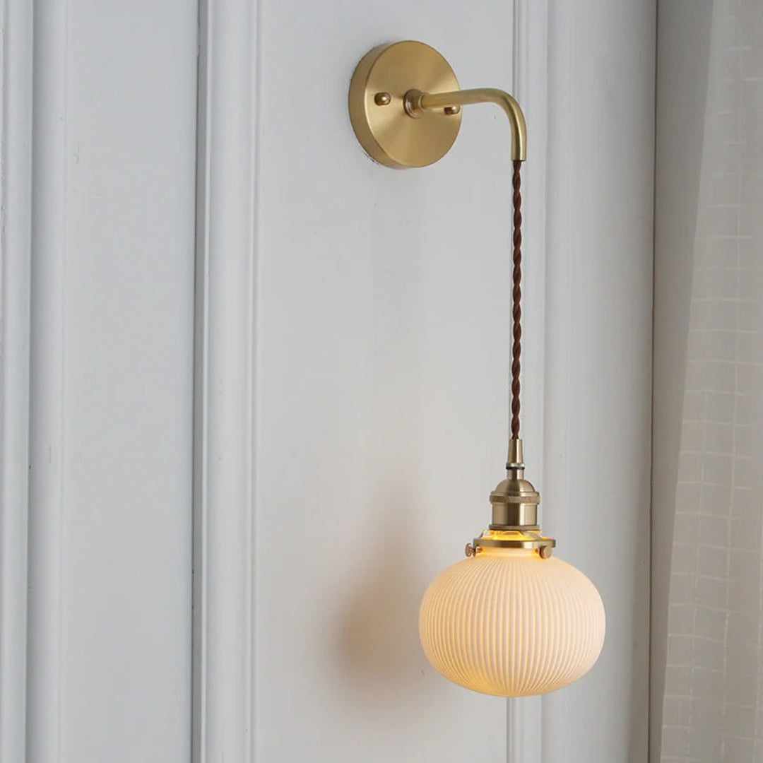 Japońska mosiężna plisowana lampa ścienna – widok produktu 4 | Nuvira Home