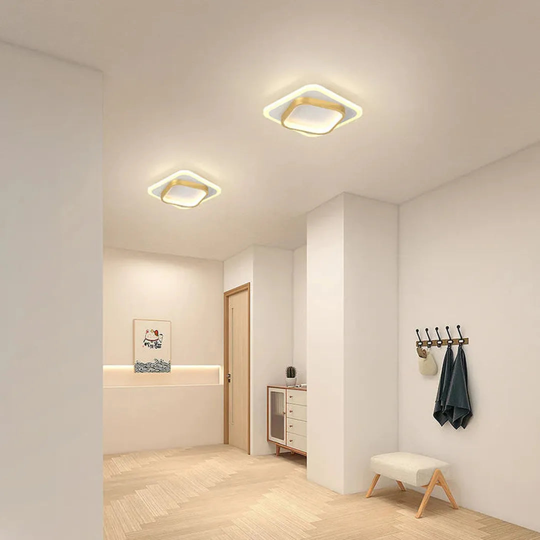 Kwadratowa lampa sufitowa z złotym oświetleniem LED – widok produktu 4 | Nuvira Home