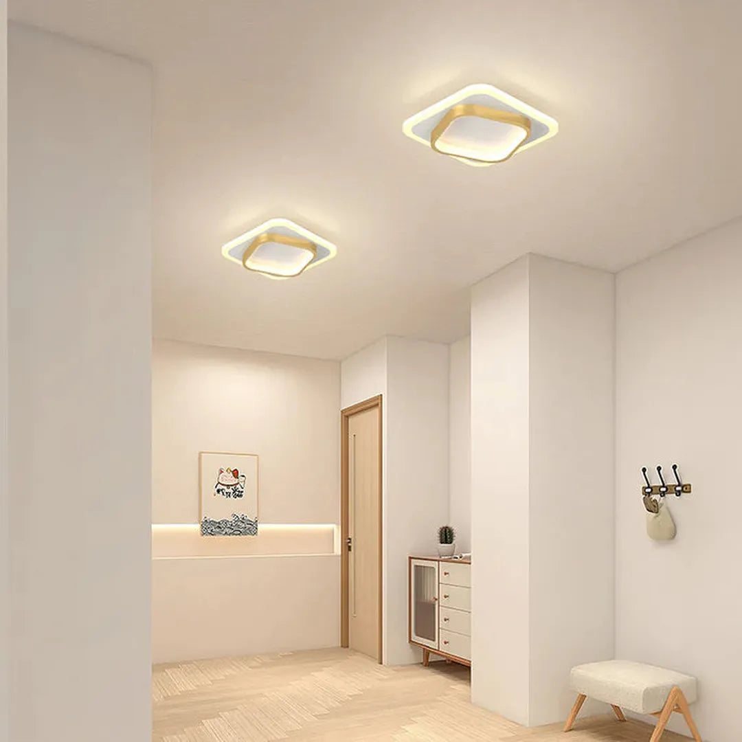 Kwadratowa lampa sufitowa z złotym oświetleniem LED – widok produktu 6 | Nuvira Home