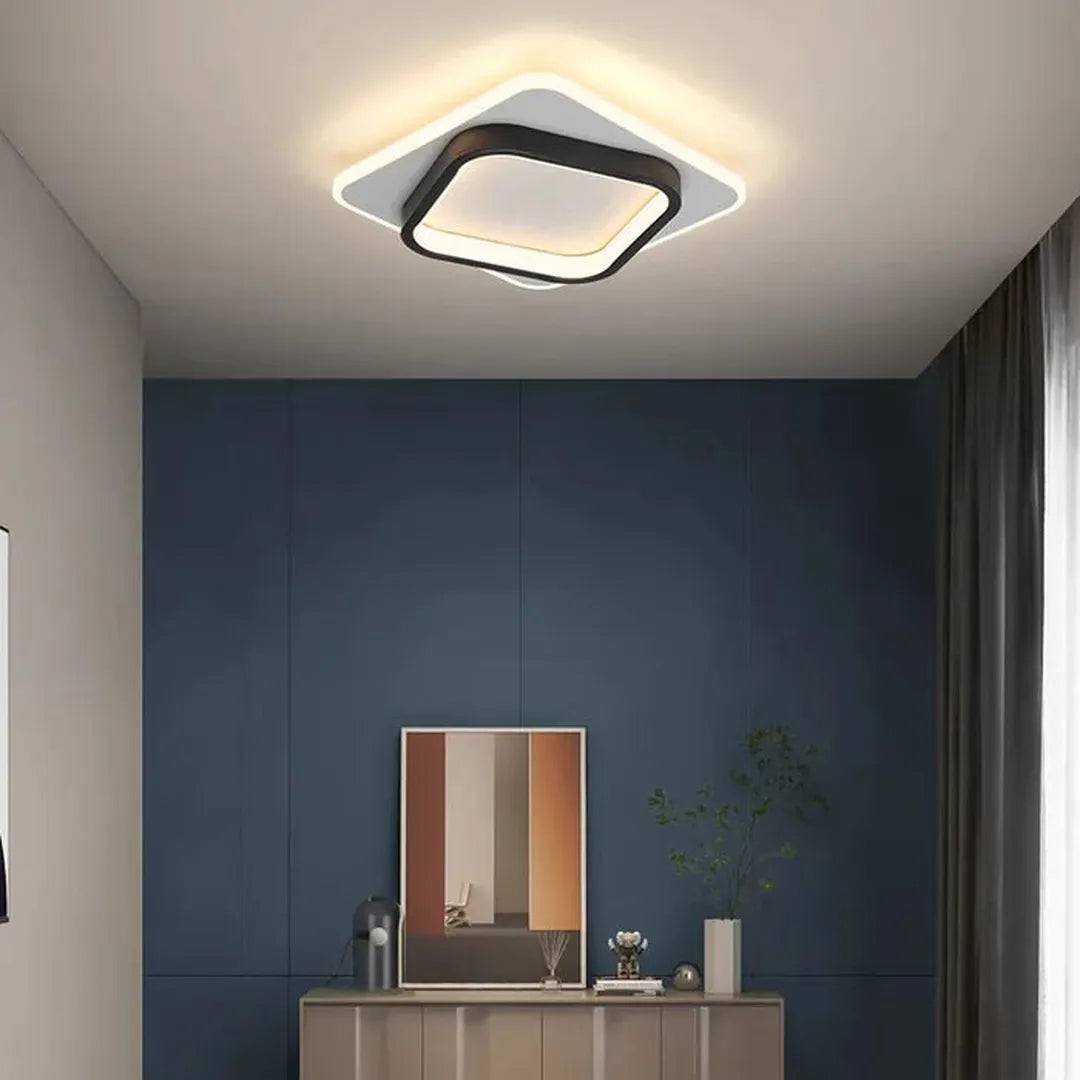 Kwadratowa lampa sufitowa z złotym oświetleniem LED – widok produktu 13 | Nuvira Home