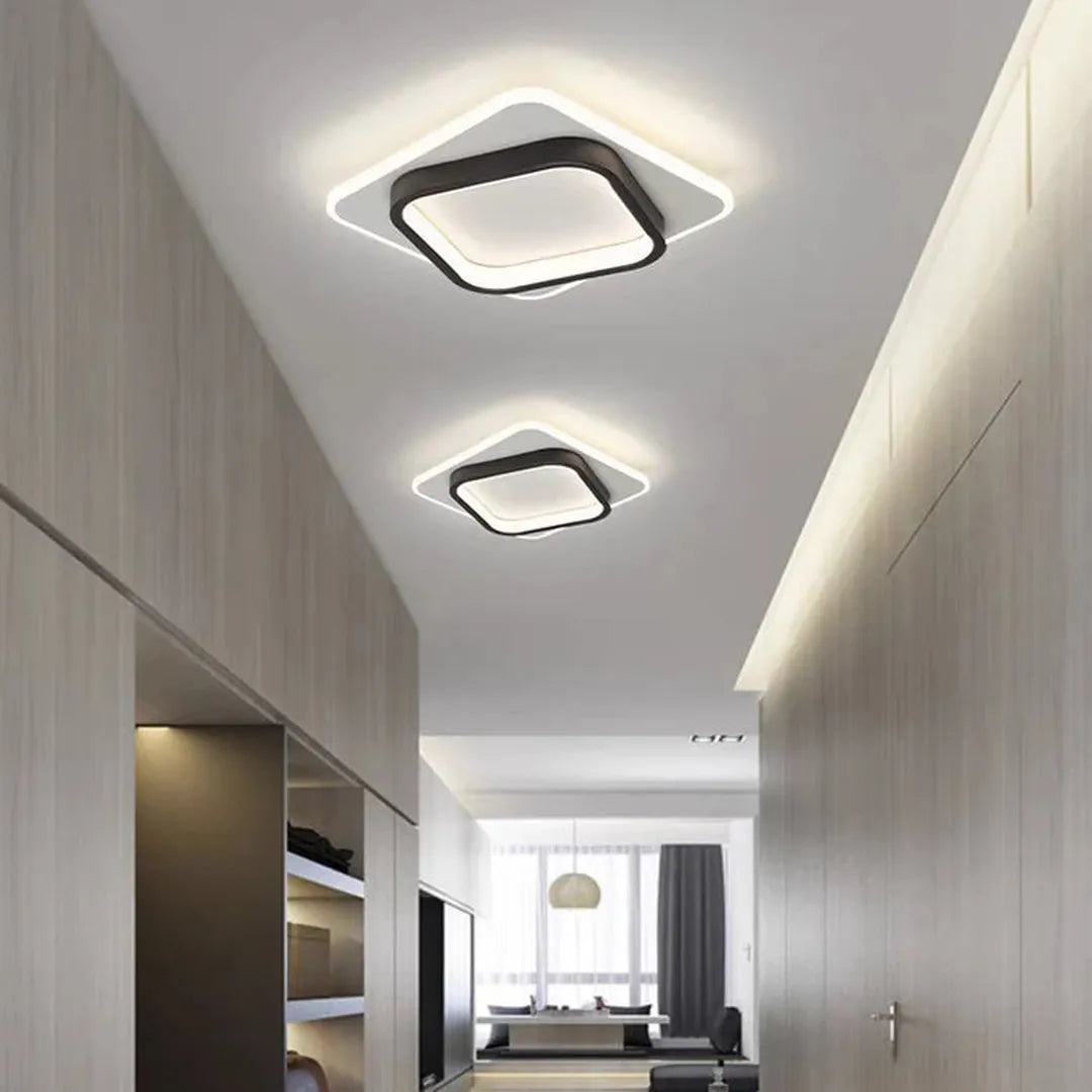 Kwadratowa lampa sufitowa z złotym oświetleniem LED – widok produktu 15 | Nuvira Home