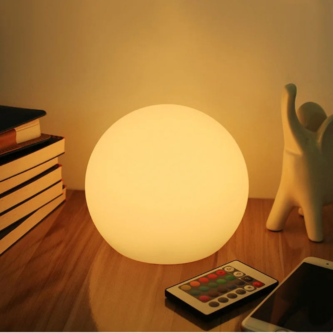 Minimalistyczna kulista lampka stołowa LED – widok produktu 3 | Nuvira Home
