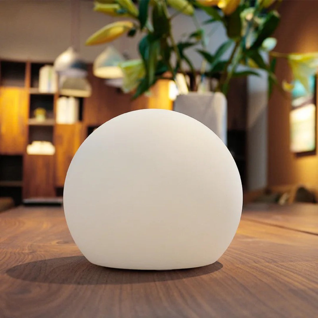 Minimalistyczna kulista lampka stołowa LED – widok produktu 8 | Nuvira Home