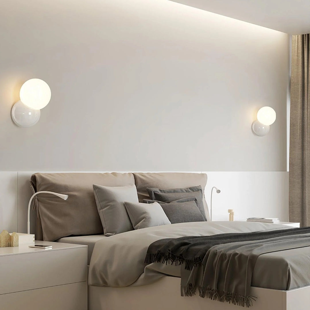 Minimalistyczna lampa ścienna z kulą – widok produktu 1 | Nuvira Home