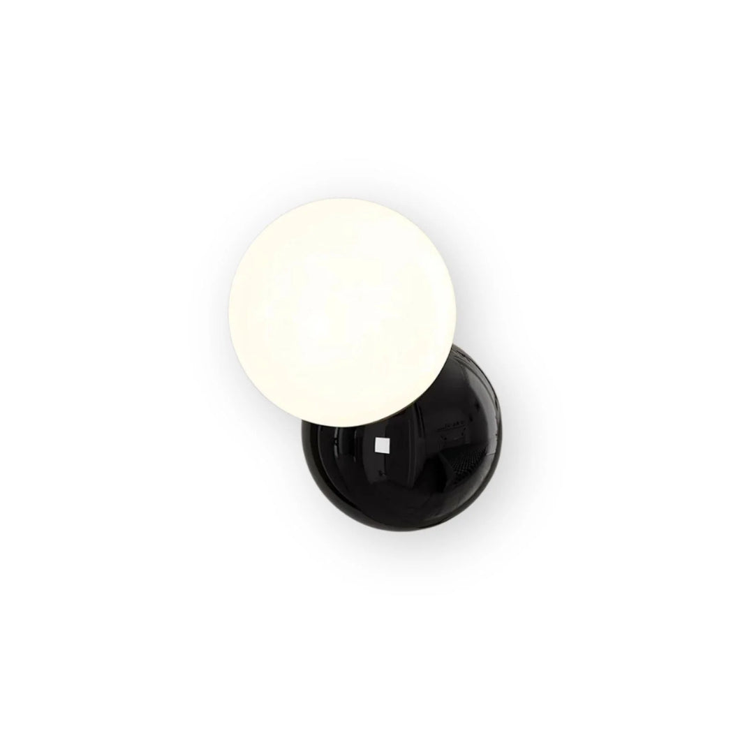 Minimalistyczna lampa ścienna z kulą – widok produktu 2 | Nuvira Home