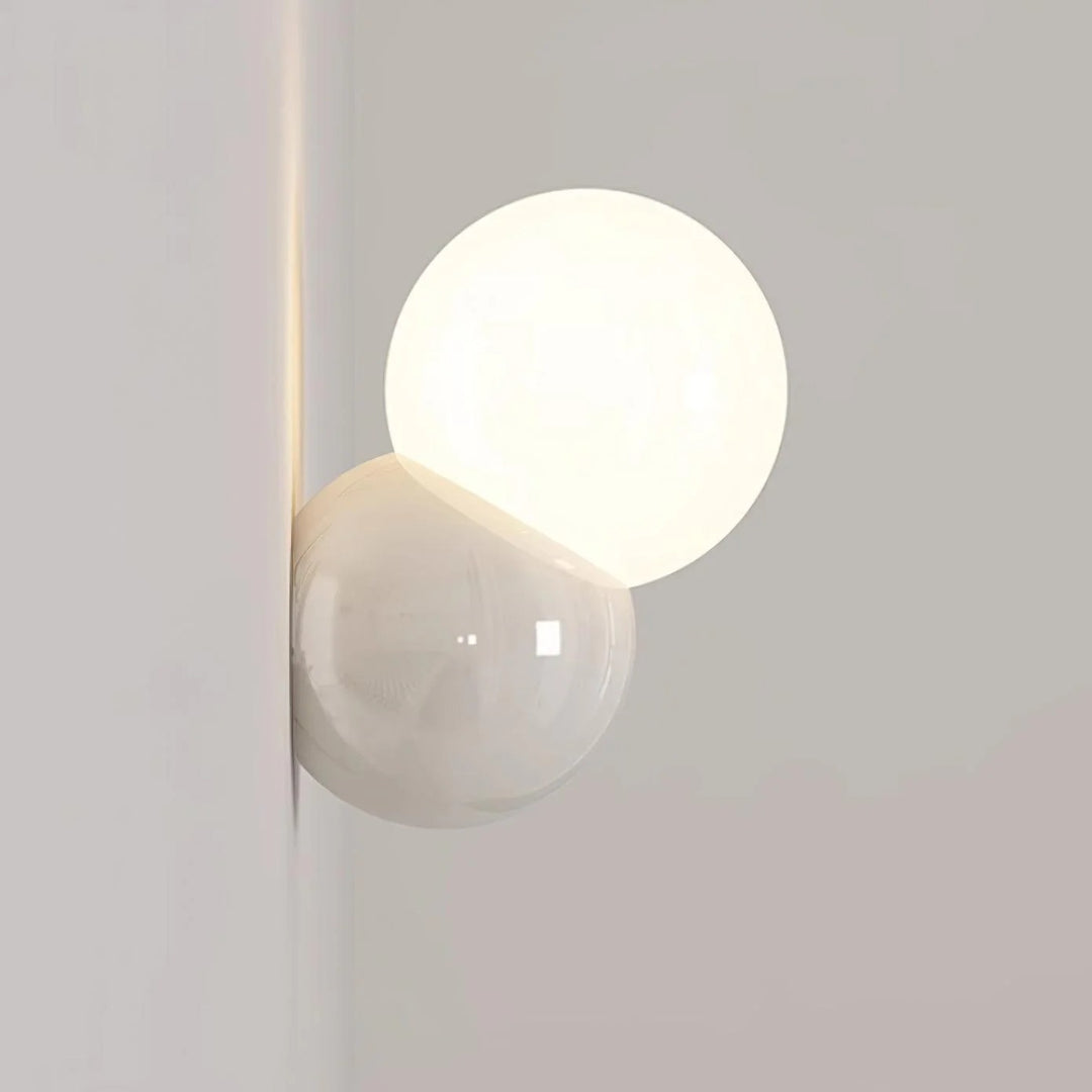Minimalistyczna lampa ścienna z kulą – widok produktu 13 | Nuvira Home